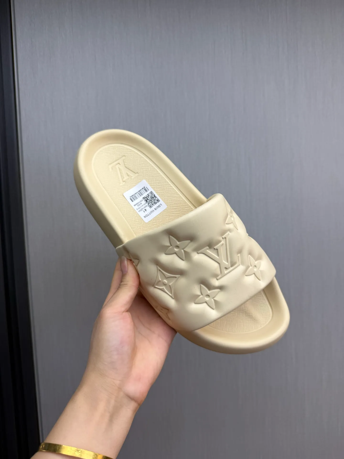 Men's shoes 💰260💰 ▪️LV's popular Little Red Book popular slippers hot sale: 1 shipment✅ Super textured and comfortable slippers, original TPU outsole. Authentic counter box drawer box packaging 🎁Size 38-45
